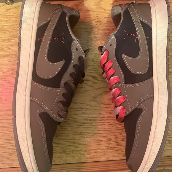 Extra shoe laces in the box and are worn - Picture 6 of 8